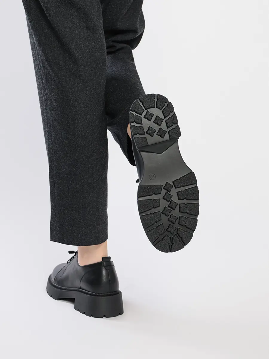 Туфли-дерби черного цвета с эластичной шнуровкой